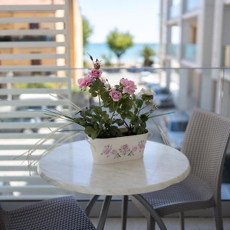 Hotel Petite Fleur อัลบา อาดริอาติกา ภายนอก รูปภาพ