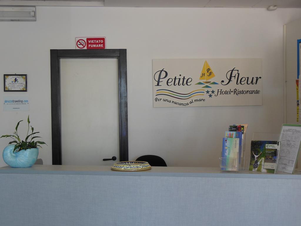Hotel Petite Fleur อัลบา อาดริอาติกา ภายนอก รูปภาพ