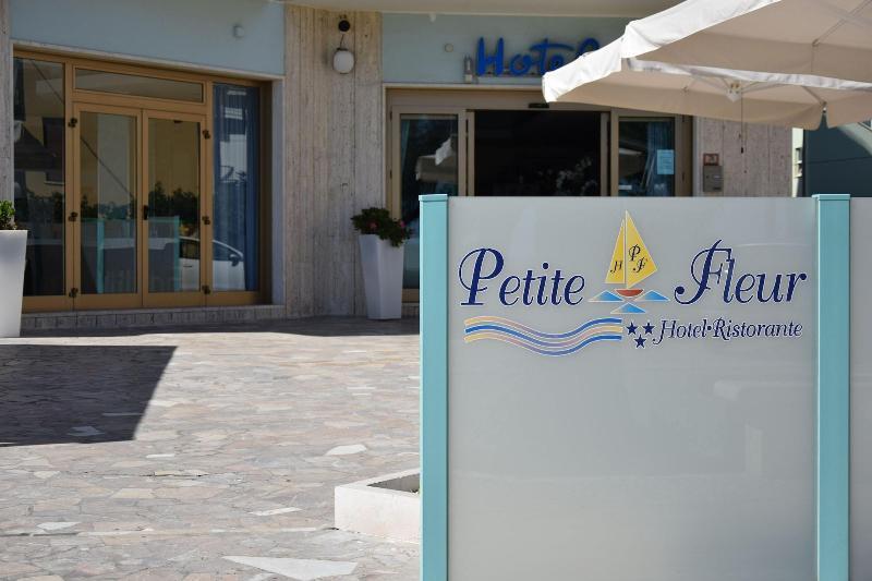 Hotel Petite Fleur อัลบา อาดริอาติกา ภายนอก รูปภาพ