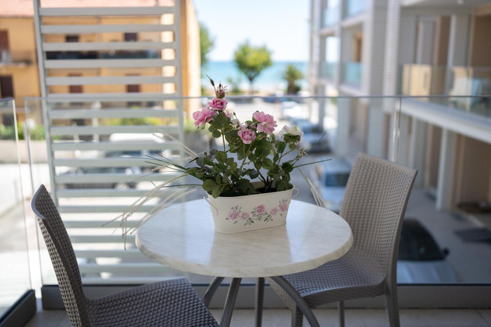 Hotel Petite Fleur อัลบา อาดริอาติกา ภายนอก รูปภาพ