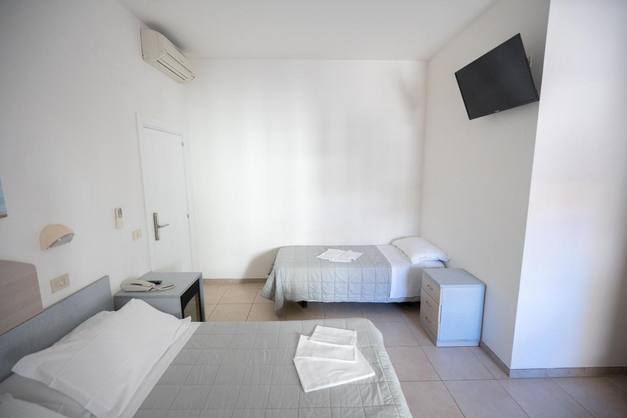 Hotel Petite Fleur อัลบา อาดริอาติกา ภายนอก รูปภาพ