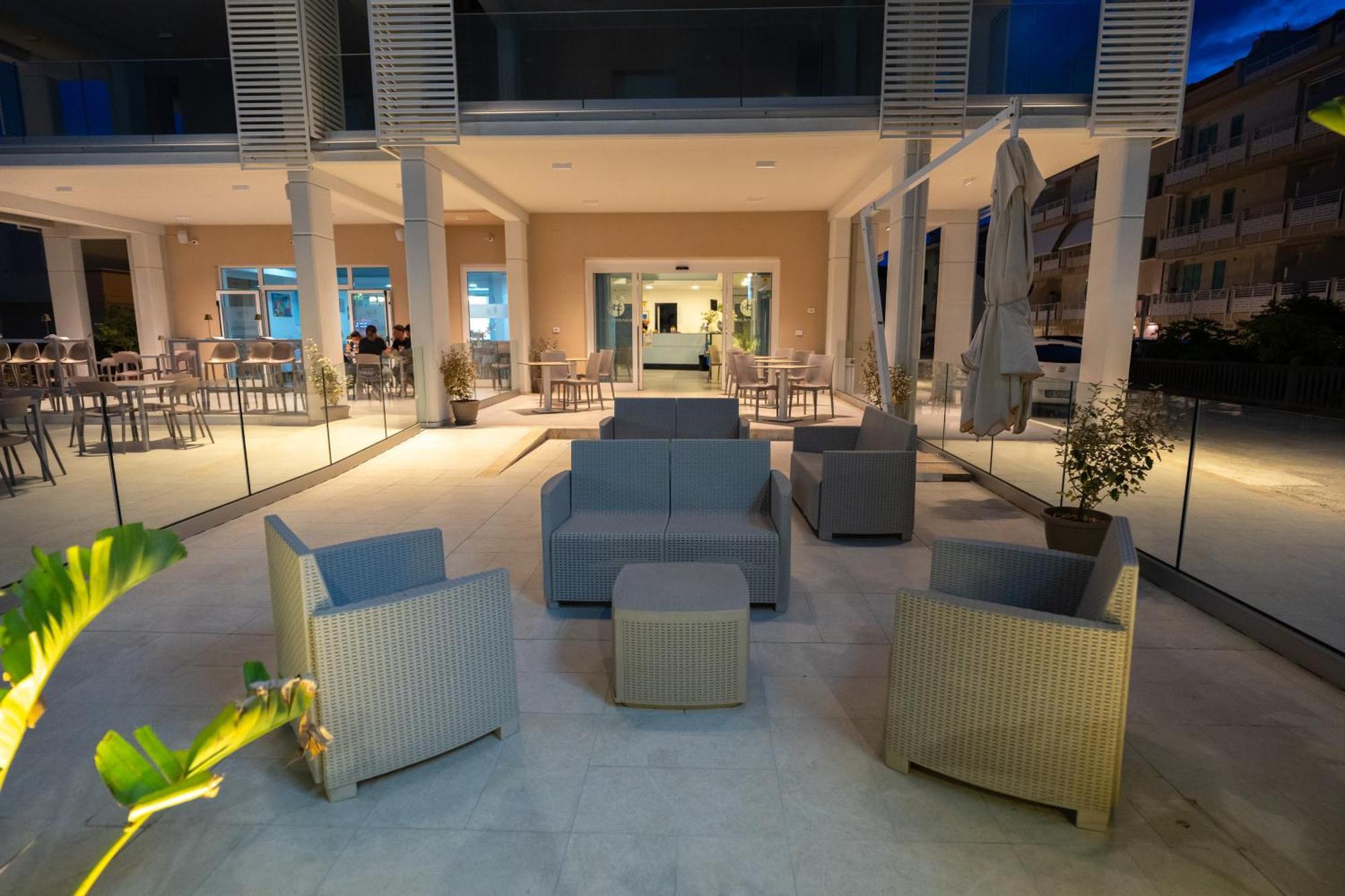 Hotel Petite Fleur อัลบา อาดริอาติกา ภายนอก รูปภาพ