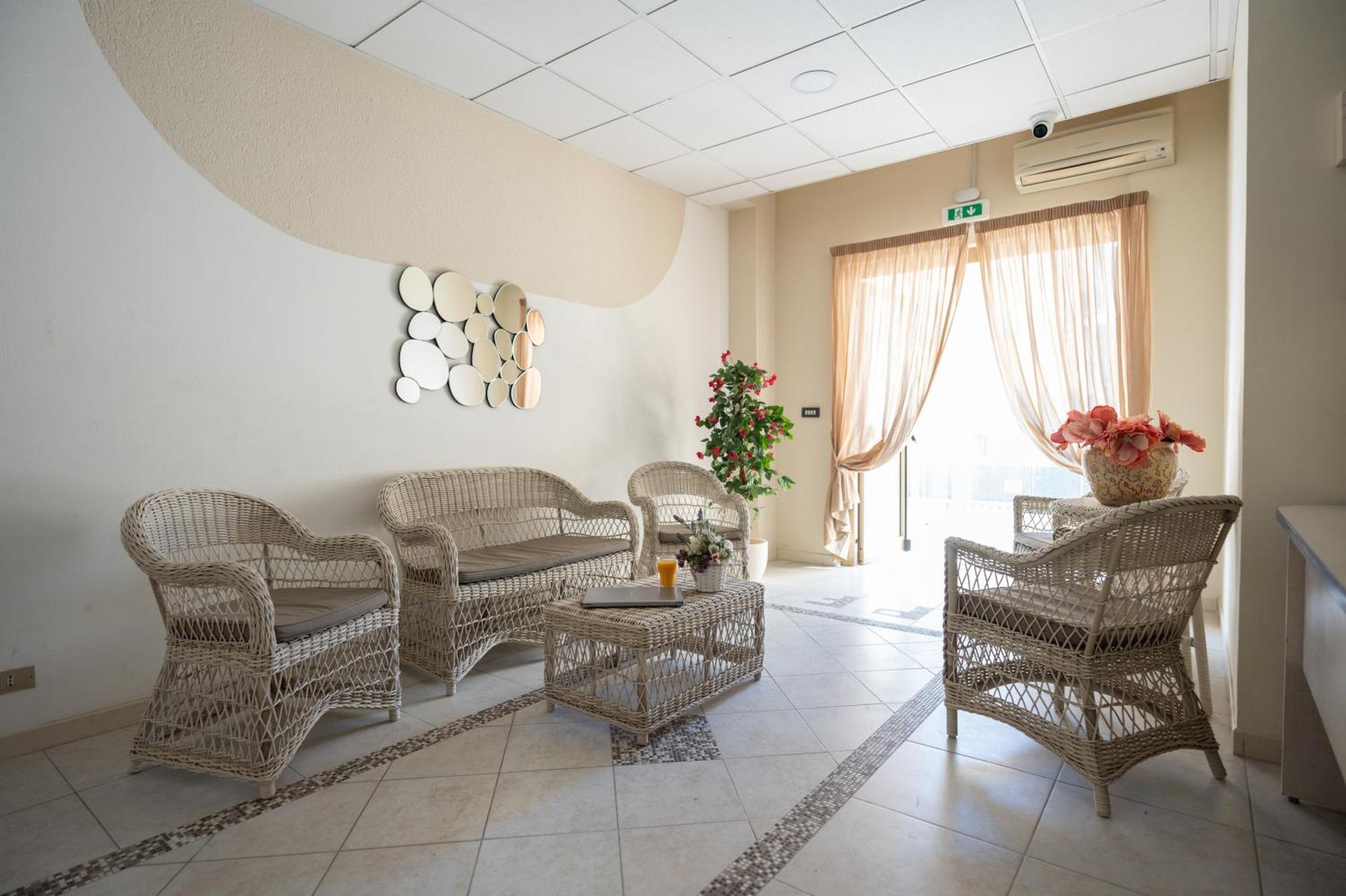 Hotel Petite Fleur อัลบา อาดริอาติกา ภายนอก รูปภาพ